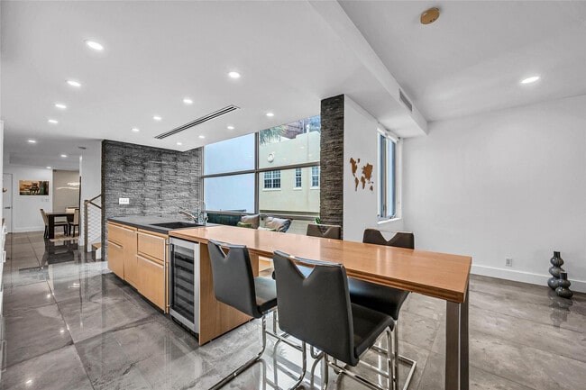 Building Photo - 1511 NE 4th Pl