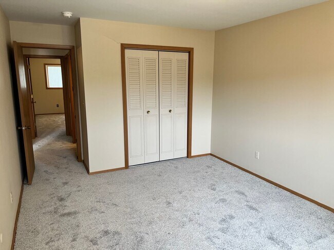 Building Photo - Cozy 2 Bedroom, 1 Bath Apartment with Balcony - Welcome Home!