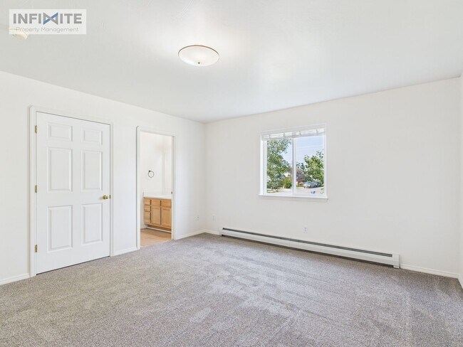 Building Photo - Renovated Condo - 3 Bedroom/2 Bath