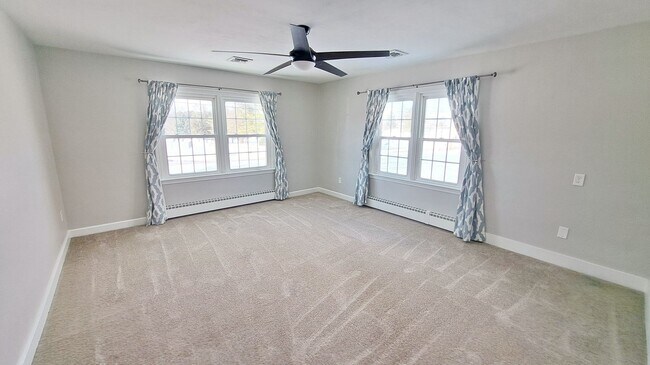 Building Photo - 3 Bed / 1-1/2 Bath Single Family Home w/2-car garage