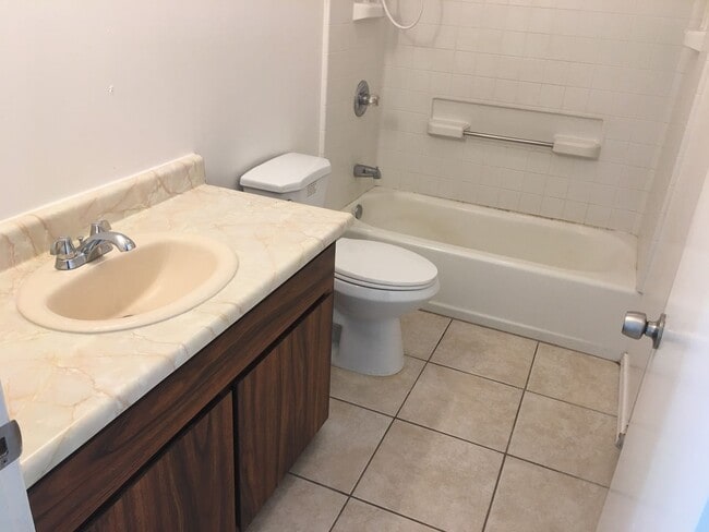 Building Photo - 2BR in Hawaiian Beaches