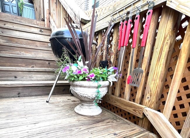 Building Photo - 721 12th St SE