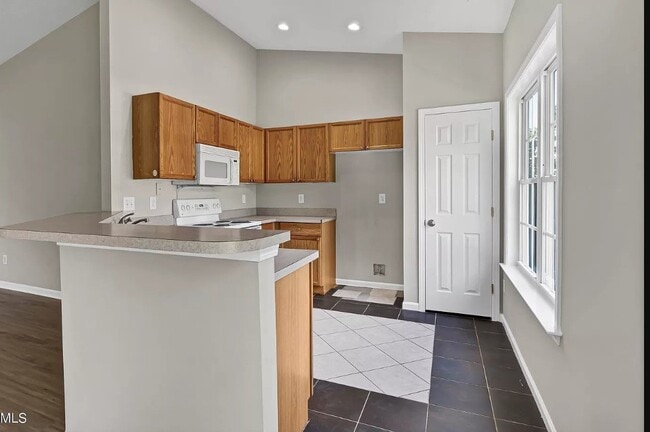 Building Photo - *** Promotion -- Sign lease by January 31 and receive $1000 off first months rent!!  Renovated ho...