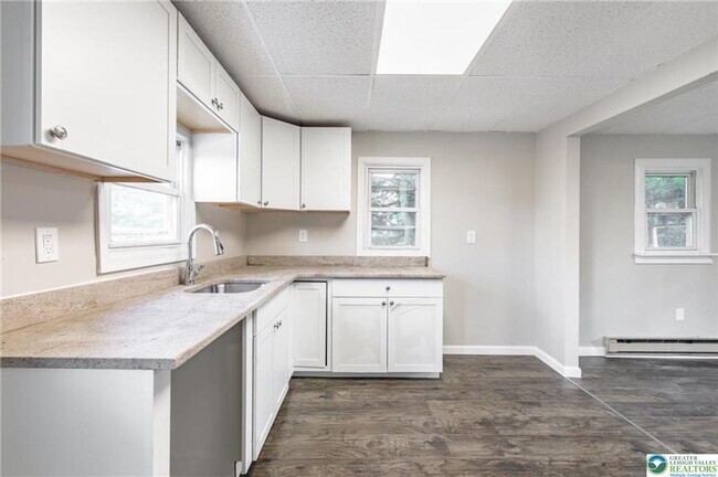 Building Photo - 1240 Pembroke Rd