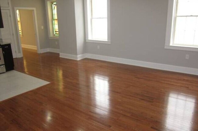 Building Photo - 1730 Bank St