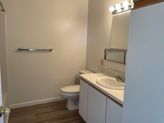 Building Photo - Bello, Erik