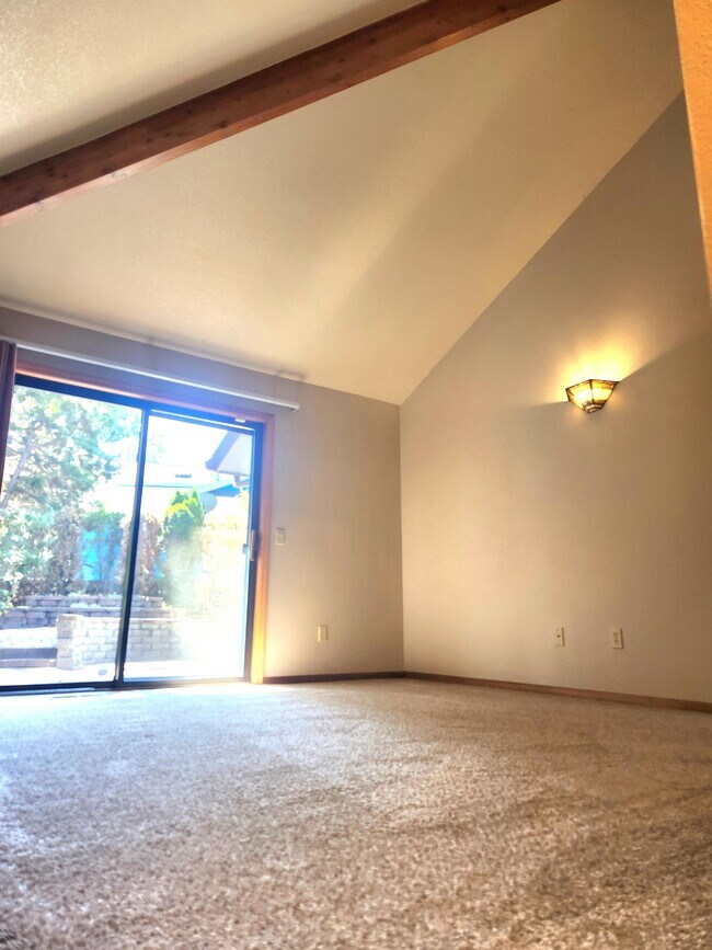 Building Photo - 611 NE Tracker Ct