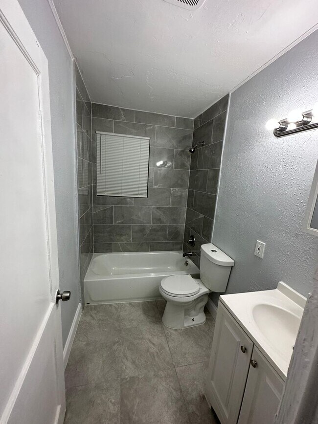 Building Photo - Fully Renovated 3/1.5 Available for Immedi...