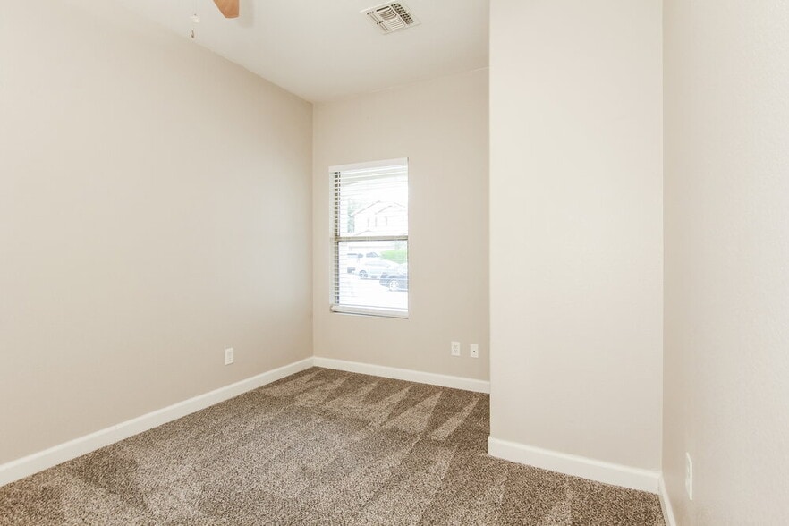 Building Photo - 2611 W Bloch Rd