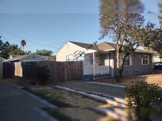Building Photo - Cute Duplex off of Stockton Blvd