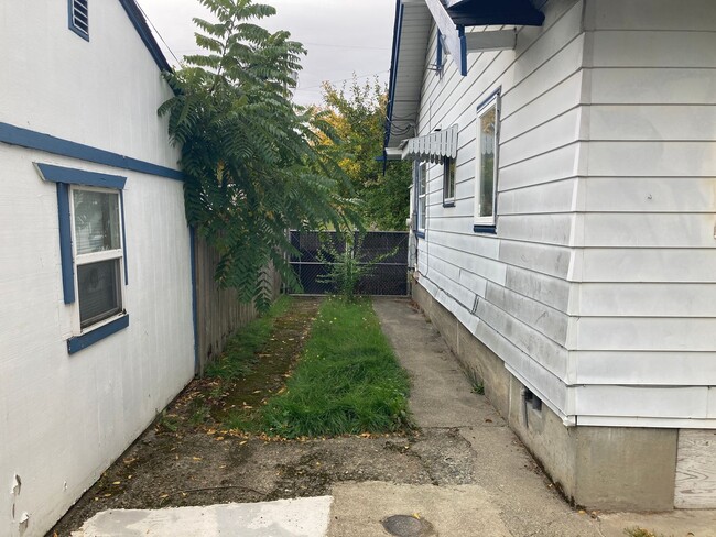 Building Photo - Spacious 3 bed / 1 bath Home, Large Privat...