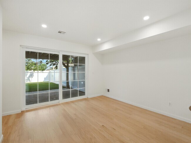 Building Photo - 390 Webster Ave