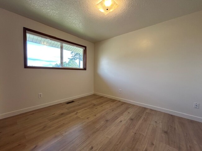 Building Photo - Molalla Country Home