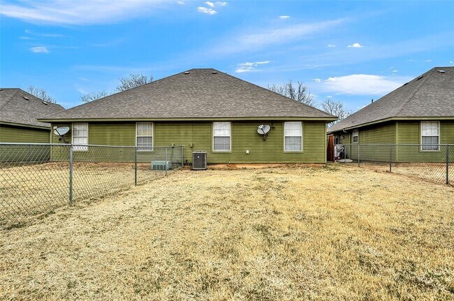 Building Photo - 1022 W Coffin St