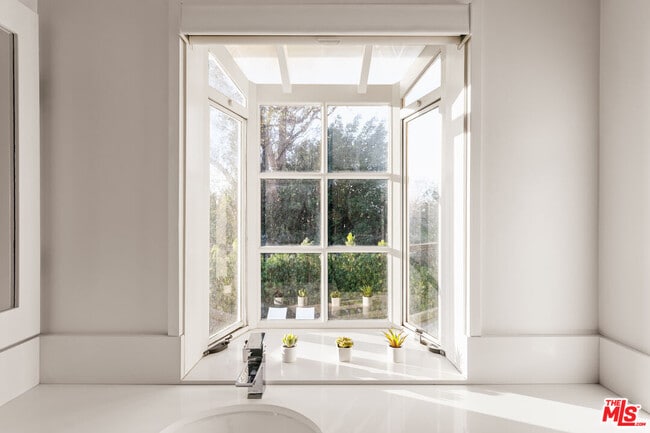 Building Photo - 12417 Mulholland Dr