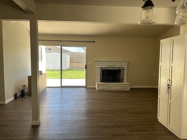 Building Photo - 3 Bed 2 Bath House located in the Heart of Tehachapi! Available 3/1/2026!