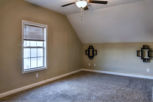 Building Photo - Pet Friendly Three Bedroom with Bonus in C...