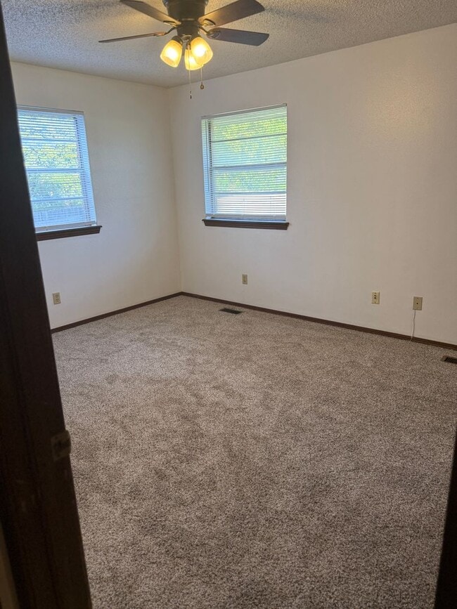 Building Photo - For Rent - Charming 3 bedroom home in Yukon!