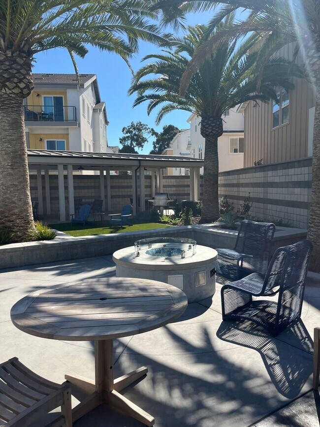 Building Photo - Spacious 3 Bedroom 2 Full Bath Condo with Stunning Views and Energy Savings