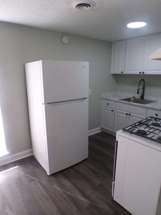 Building Photo - 2 bedroom 1 bath apartment near Church Hill Downs and University of Louisville, all utilities inc...