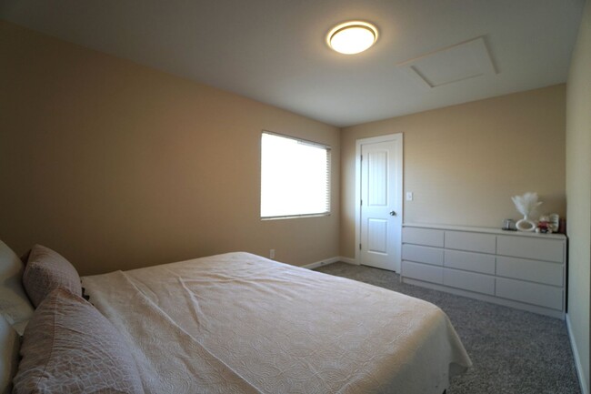 Building Photo - 7980 Camfield Cir