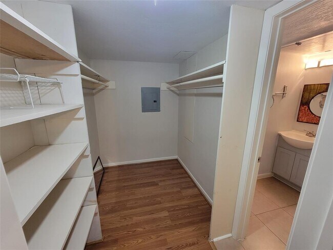Building Photo - 2711 Briarhurst Dr