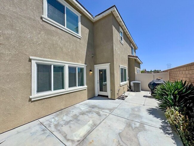 Building Photo - Beautiful 3 bedroom Town house available f...