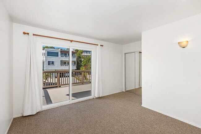 Third bedroom and balcony - 2461 Geranium St