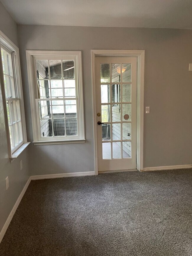 Building Photo - Spacious 2/2 with 2 Car Garage and W/D Hoo...