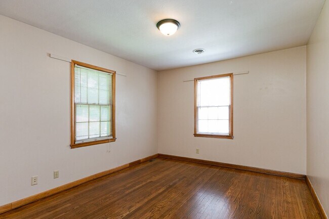 Building Photo - #6 Bedroom House with Awesome Yard Plus Ga...