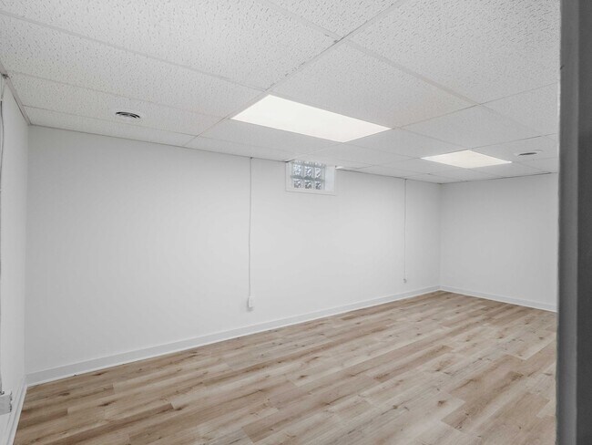 Building Photo - AVAILABLE NOW! STUNNING 3 BEDROOM IN PENN ...