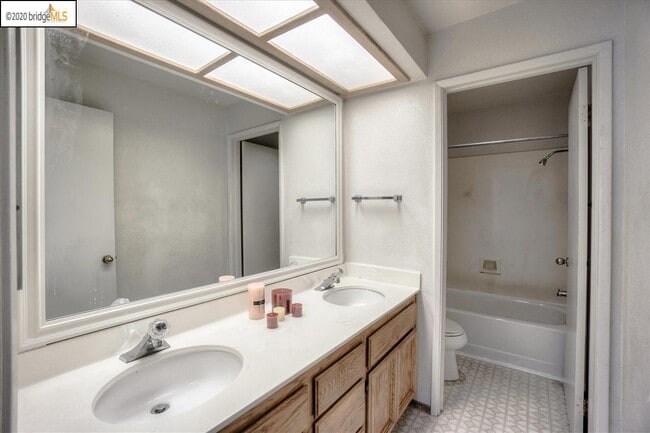 Building Photo - 4973 Ridgeview Dr
