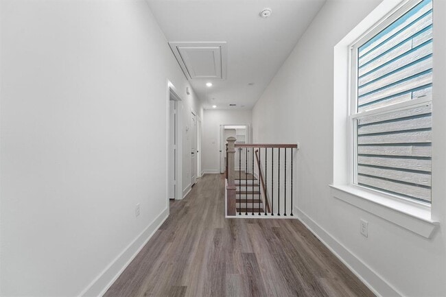 Building Photo - 855 S Victory Dr