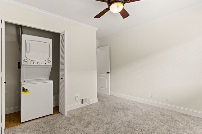 Building Photo - Pleasanton 2BD Townhouse w/ Granite Kitchen, Plank Floors, Community Amenities & Top Schools