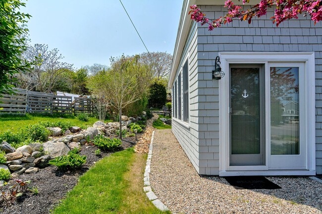 Building Photo - WINTER RENTAL: Two Beaches Cottage