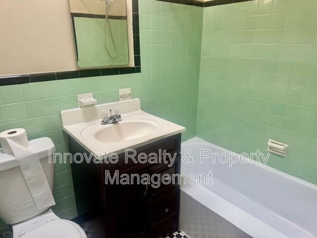 Building Photo - 910 E Sharpnack St