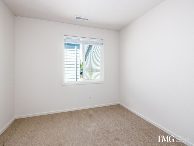 Building Photo - Centrally Located Townhome with Attached G...