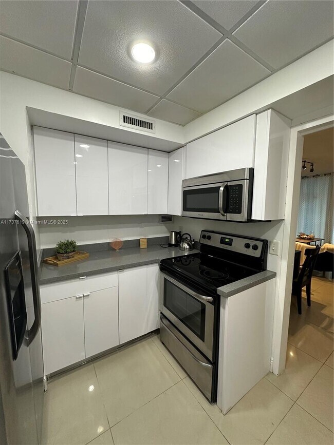 Building Photo - 3505 S Ocean Dr