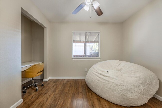 Building Photo - 15531 Knollglade