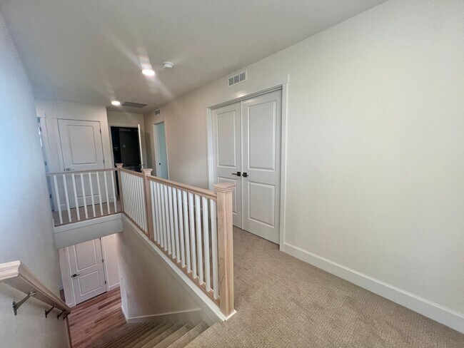 Building Photo - Gorgeous Ridgefield Home w/ full guest sui...