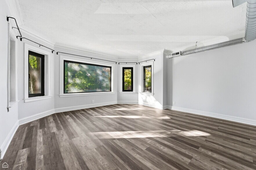 Building Photo - 7653 S Kingston Ave