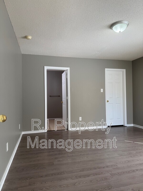 Building Photo - 4817 Royal Run Dr