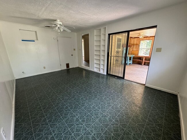 Building Photo - 212 W Robin Ln