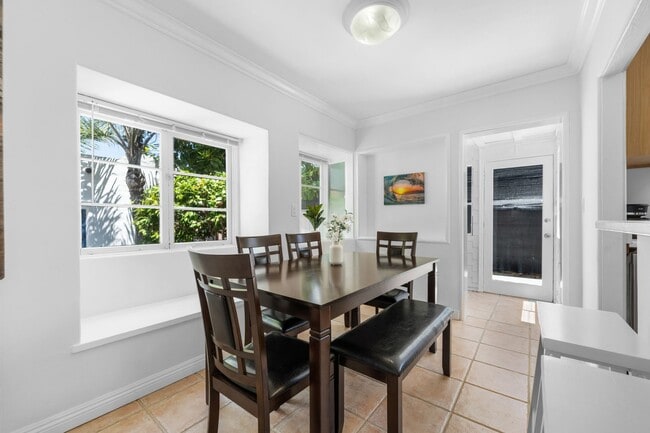 Building Photo - Charming 2 Bed 1 bath "fully furnished mon...