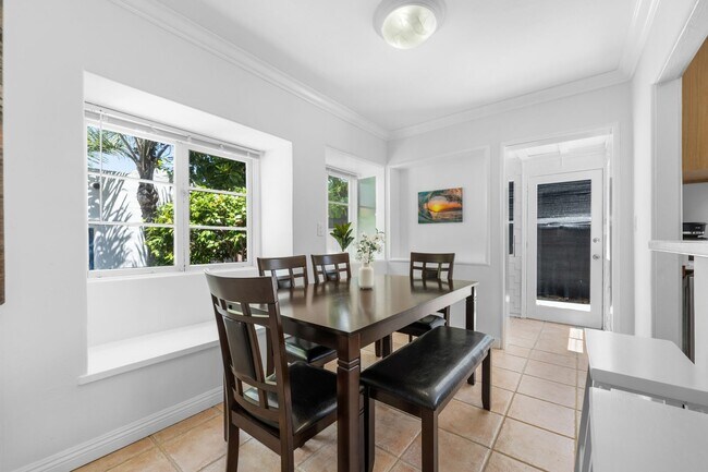 Building Photo - Charming 2 Bed 1 bath "fully furnished monthly rental" in La Jolla Village.