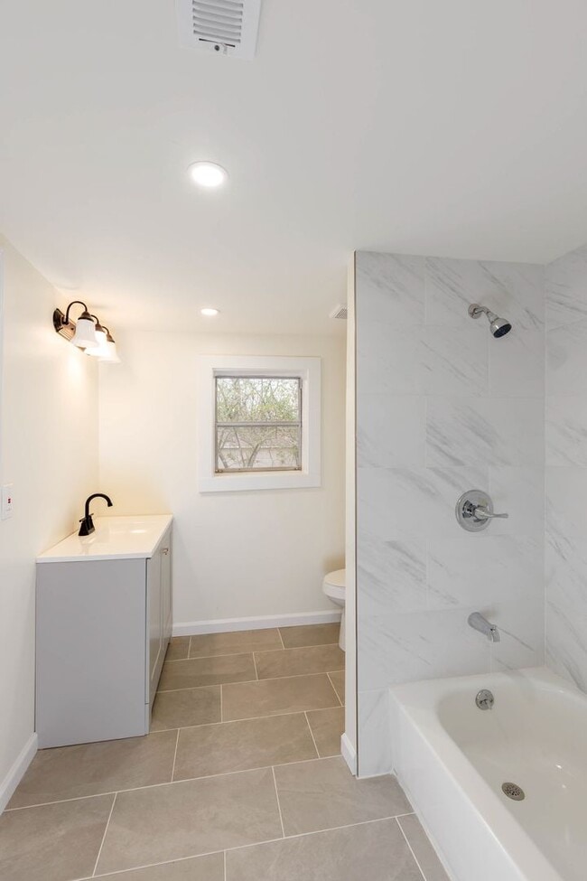 Building Photo - 2 Bedroom Charmer in heart of Columbiana