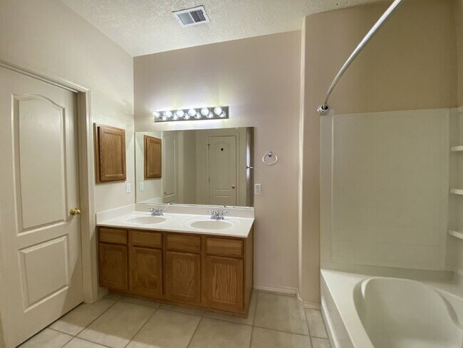Building Photo - Spacious 3BR w/Office in the Cabezon Subdi...