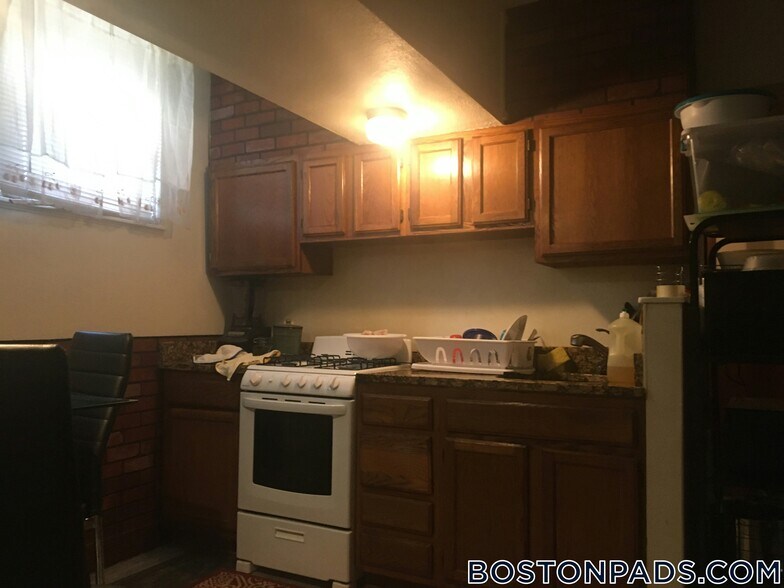 Building Photo - 96 Maple St