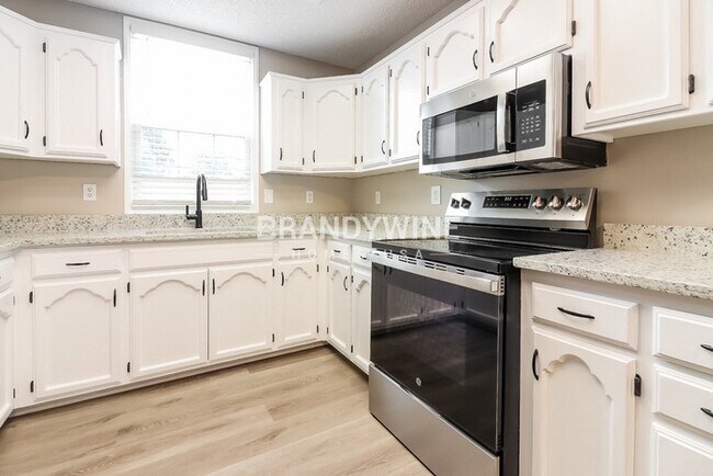 Building Photo - 106 W Laredo Trail