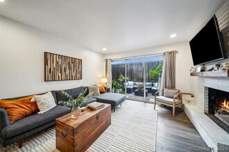 Building Photo - 1107 E 45th Pl